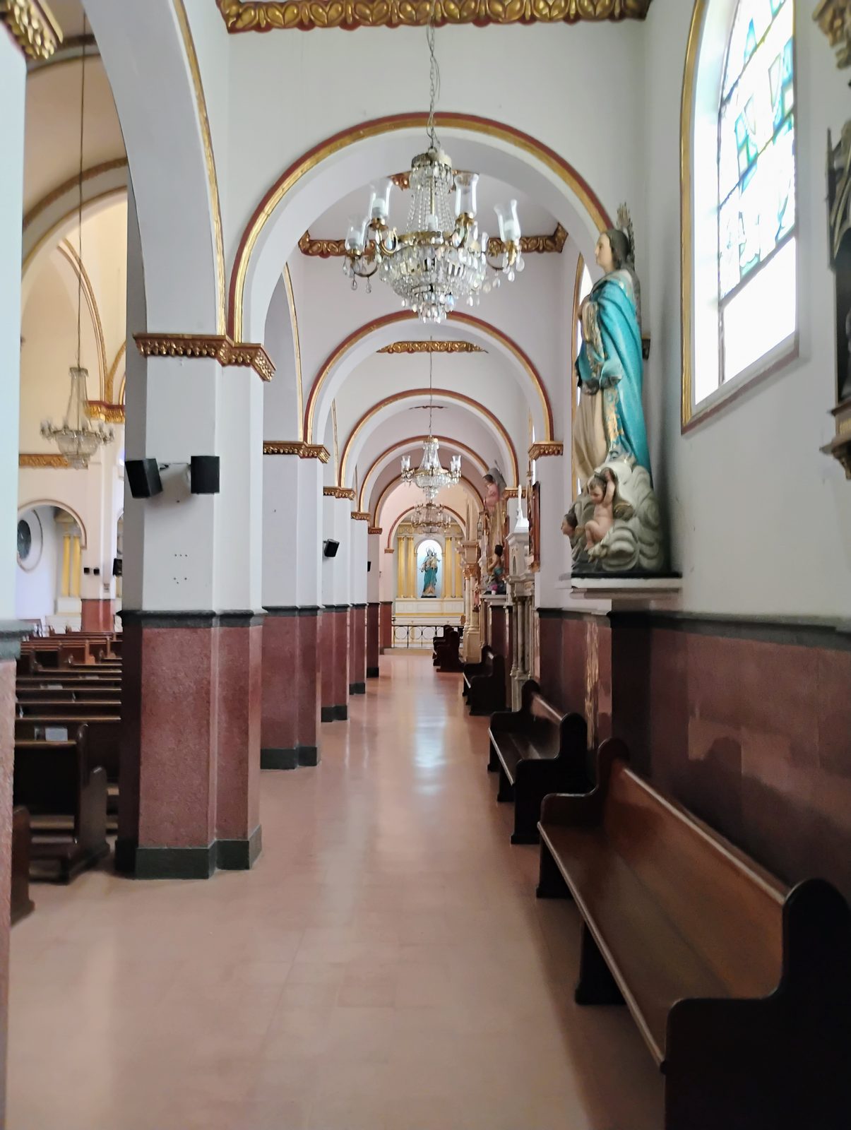 Nave lateral del templo con arcos dorados.